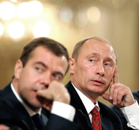 Putin und Medwedew: Um sich den Machterhalt zu sichern, übergab Putin das Präsidentenamt 2008 an seinen Verbündeten Dmitri Medwedew - nur um vier Jahre später wieder selbst anzutreten. Foto: DPA