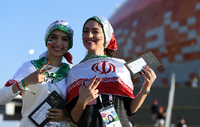 In Russland dabei. Zwei weibliche iranische Fans stehen bei der WM 2018 vor einem Stadion. Foto: Andreas Gebert/dpa