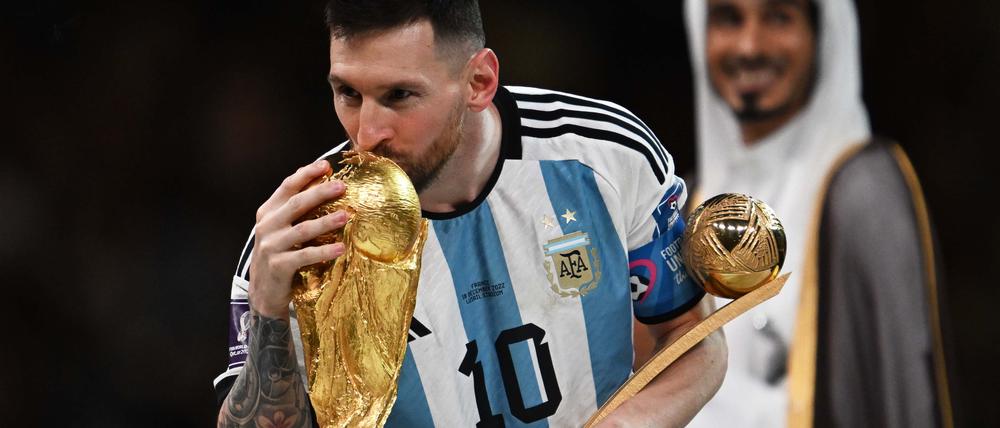 WM-Pokal und Goldener Ball: Argentiniens Superstar Lionel Messi räumte am Sonntag ab.