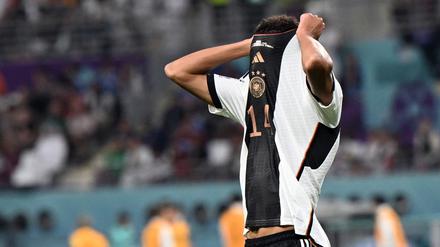 Deutscher Nationalspieler Jamal Musiala zieht beim WM-Vorrundenspiel gegen Japan sein Trikot über sein Gesicht