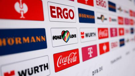 Die Werbetafel mit den Sponsoren hängt im Medienzentrum der Nationalmannschaft in Katar.