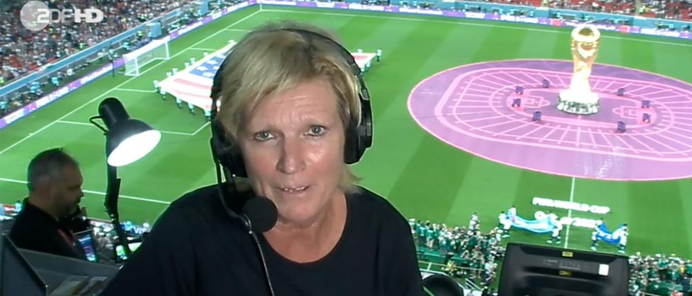 ZDF-Kommentatorin Claudia Neumann mit Regenbogen-Armbinde
