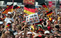 Fans begrüßen die deutsche Nationalmannschaft nach dem Erreichen des dritten Platzes bei der WM 2006. Foto: Miguel Villagran/DPA