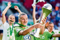 Dann feiert frau schön, aber bitte nicht in Wolfsburg! Wolfsburgs Alexandra Popp hält den Pokal in den Händen. Foto: Michael Kusch/dpa