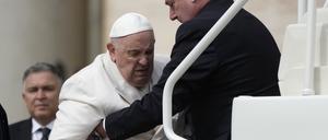 Papst Franziskus wird am Ende der wöchentlichen Generalaudienz auf dem Petersplatz in sein Auto geholfen.