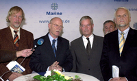 Bundestagsabgeordneter Wolfgang Wodarg (SPD) - hier auf einem Foto aus dem Jahr 2004 mit Verteidigungsminister Struck (SPD). Foto: dpa/Horst_Pfeiffer