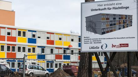 Bunte Wohncontainer stehen im Berliner Stadtteil Köpenick auf einem Grundstück an der Alfred-Randt-Straße.