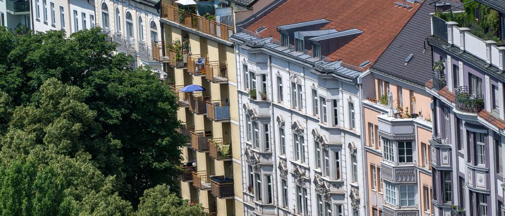 Blick auf Wohnhäuser in München. 