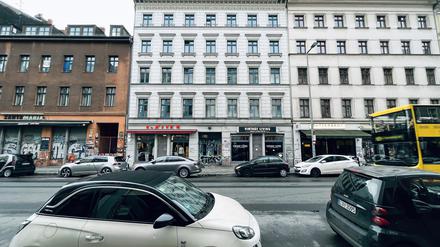 Wohnhaus von Journalisten in der Oranienstraße 169 in Berlin-Kreuzberg, aufgenommen am 15. Januar 2023. Die Gruppe von linksgerichteten Journalisten soll eine Millionen-Förderung für das Haus bekommen haben. Die gesetzlichen Voraussetzungen haben sie dabei offenbar nicht eingehalten. Nun wollen sie es möglicherweise verkaufen – ihnen winkt ein Mega-Geschäft.