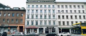 Wohnhaus von Journalisten in der Oranienstraße 169 in Berlin-Kreuzberg, aufgenommen am 15. Januar 2023. Die Gruppe von linksgerichteten Journalisten soll eine Millionen-Förderung für das Haus bekommen haben. Die gesetzlichen Voraussetzungen haben sie dabei offenbar nicht eingehalten. Nun wollen sie es möglicherweise verkaufen – ihnen winkt ein Mega-Geschäft.
