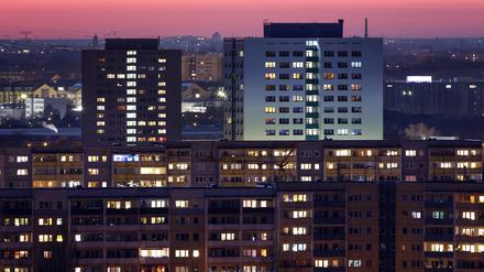 Blick am Abend auf Hochhäuser und Mehrfamilienwohnhäuser im Berliner Stadtteil Marzahn-Hellersdorf. 