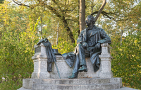 Brandenburg, Neuruppin: Blick auf die Statue von Schriftsteller Theodor Fontane. Foto: dpa