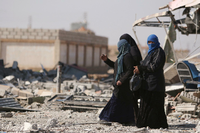 Wenn die Waffen schweigen. Syrische Frauen nutzen die Feuerpause für Einkäufe. Foto: Rodi Said/Reuters