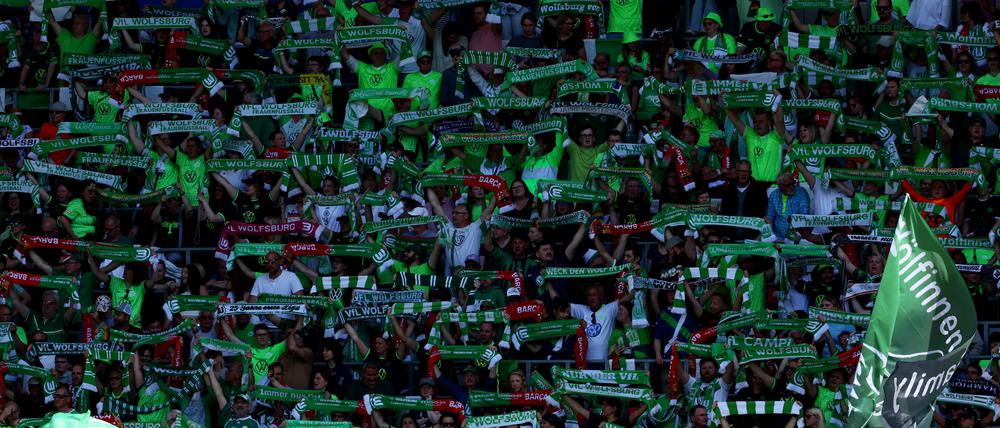 VfL Wolfsburg Fans feuern im Stadion ihr Team an. 