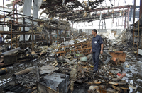 Ein Arbeiter steht in einer ausgebombten Fabrik. Eine Ende des Krieges im Jemen ist nicht in Sicht. Foto: REUTERS