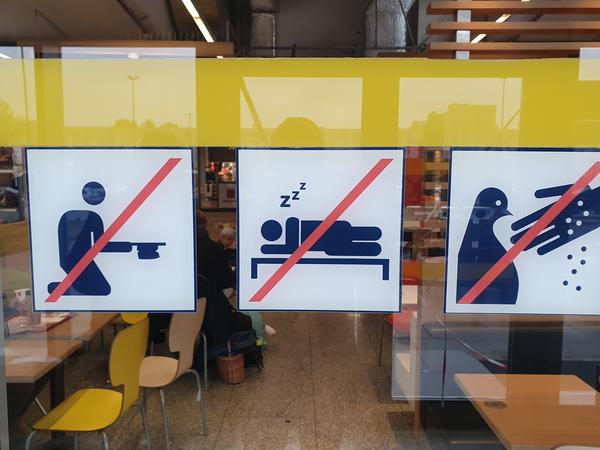 Ein Piktogramm weist in einem Bahnhof in Warschau darauf hin, dass Obdachlose dort nicht schlafen dürfen.