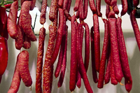 Rotes Verhängnis. Landjäger-Würstchen hängen im Laden einer Fleischerei. Foto: Imago