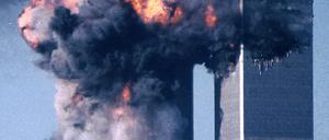 Das World Trade Center, schon getroffen, aber noch nicht eingestürzt.
