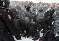 Die Polizei greift immer wieder hart gegen Demonstrationsteilnehmer durch. Hier in Jekaterinburg. Foto: imago images/ITAR-TASS