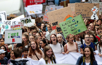 Schülerinnen und Schüler der Fridays for Future-Bewegung bei einer Demonstration in Wien. Foto: REUTERS/Lisi Niesner