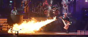 Rammstein Frontsänger Till Lindemann (r) feuert auf der Bühne mit einem Flammenwerfer auf Band-Mitglied Christian Lorenz (l) während des Titels «Mein Teil» im Rahmen ihrer Deutschland-Tournee mit dem neuen Album «Zeit».