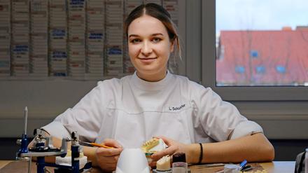 Lilly Schleicher (21) lernt im zweiten Lehrjahr bei der Rübeling+Klar Dental-Labor GmbH in Marzahn.