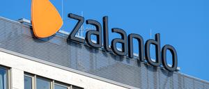 Das Logo des Online-Internethändlers Zalando auf einem Firmengebäude. 