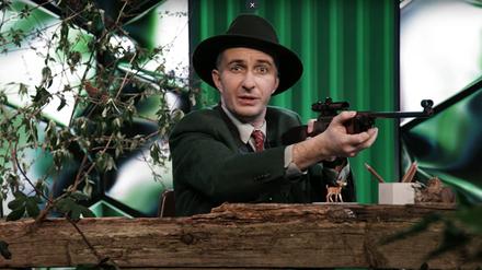 Das Standbild aus der Show «ZDF Magazin Royale» vom 1. März 2024 zeigt den Satiriker Jan Böhmermann mit einem Gewehr. 
