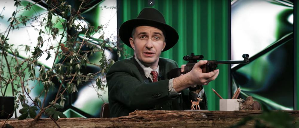 Das Standbild aus der Show «ZDF Magazin Royale» vom 1. März 2024 zeigt den Satiriker Jan Böhmermann mit einem Gewehr. 