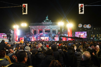 Dieses Jahr nicht: Tausende Menschen feiern Silvester am Brandenburger Tor. Foto: dpa