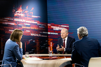 Bundeskanzler Olaf Scholz spricht in der ZDF-Sendung "Was nun, Herr Scholz?" mit den Moderatoren Bettina Schausten und Peter Frey. Foto: Thomas Kierok/ZDF/dpa