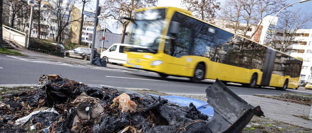 Eine geschmolzene Mülltonne liegt nach Krawallen in der Silvesternacht auf einem Bürgersteig im Berliner Bezirk Neukölln.