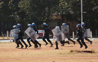 Mit Wasserwerfern und Tränengas versucht die Polizei in Simbabwe die Proteste gegen den Präsidenten zu ersticken. Foto: Aaron Ufumeli/dpa