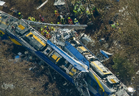 Rettungskräfte an der Unfallstelle des Zugunglücks in der Nähe von Bad Aibling (Bayern) Foto: dpa/Peter Kneffel