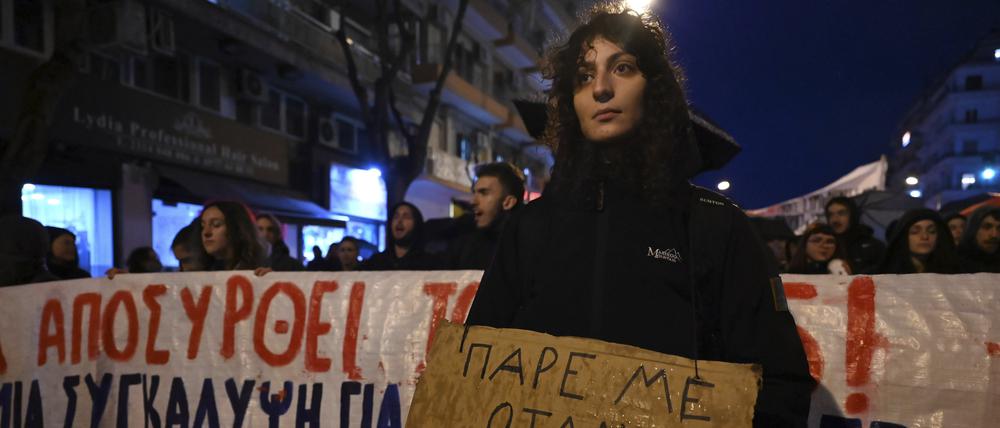 Eine Frau hält ein Plakat mit der Aufschrift «Ruf mich an, wenn du ankommst» während einer Demonstration.