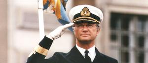 Der schwedische König Carl XVI. Gustaf grüßt 1996 vom Balkon des königlichen Palastes. K