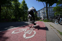 An welche Verkehrsregeln müssen sich Fahrradfahrende halten – und an welche nicht? Foto: Marcus Brandt/dpa
