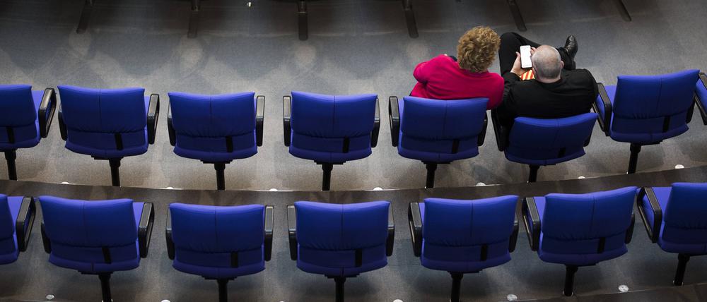 Zwei Abgeordnete sitzen in den leeren Sitzreihen im Deutschen Bundestag (Archivbild von 2018)