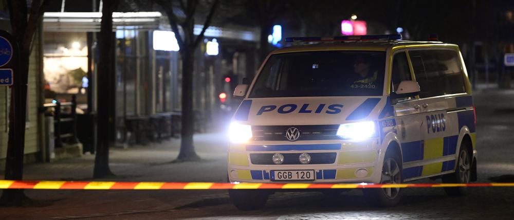 Ein Polizeiwagen steht an einem abgesperrten Bereich nach einem Angriff auf mehrere Menschen in Vetlanda. 