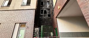 Blick auf die rußgeschwärzte Fassade eines Gebäudes im Berliner Bezirk Marzahn-Hellersdorf. Zwei Menschen sind nach einem Brand mit schweren Brand- und Rußverletzungen in ein Krankenhaus gebracht worden, wie ein Sprecher der Feuerwehr mitteilte.
