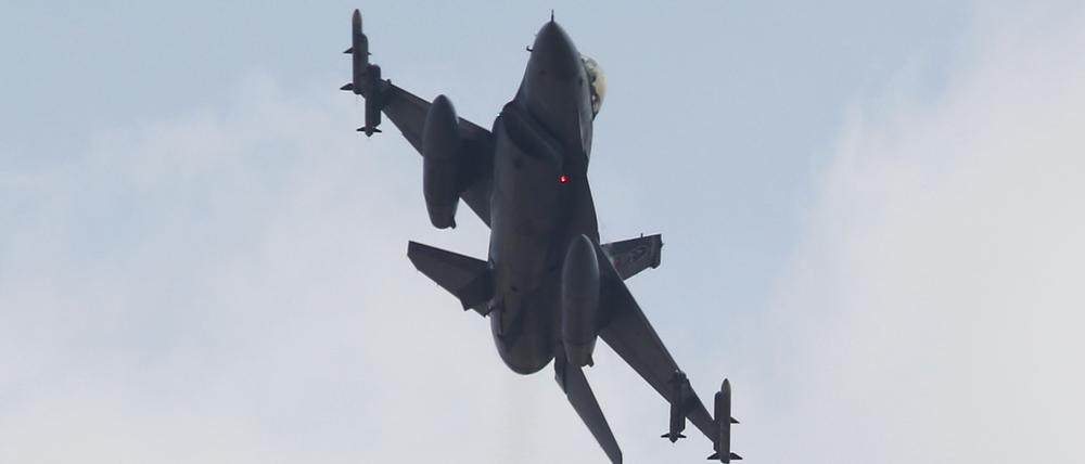 Zwei türkische Kampfjets vom Typ F-16 überflogen eine griechische Insel (Symbolbild).