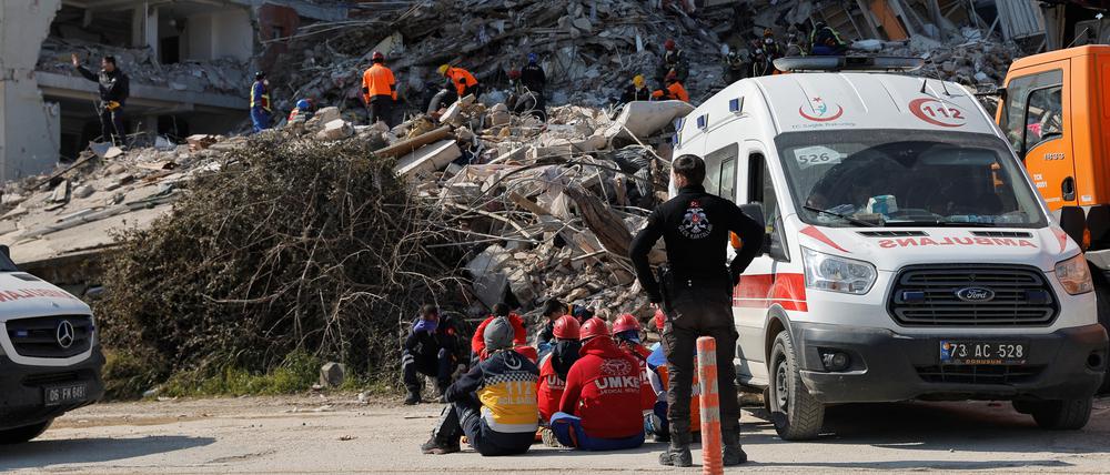 Rettungskräfte arbeiten in Antakya an der Stelle eines eingestürzten Gebäudes. 
