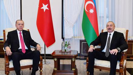 Der türkische Präsidenten Recep Tayyip Erdogan (links) bei einem Treffen mit dem aserbaidschanischen Präsidenten Ilham Aliyev (Archivbild).