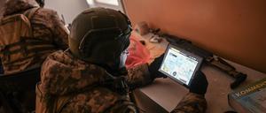 Ukrainische Aufklärungssoldaten setzen Multirotor-Überwachungsdrohnen zur Unterstützung von Artillerieeinsätzen ein. 