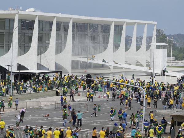 Anhänger des ehemaligen brasilianischen Präsidenten Bolsonaro hatten im Januar vor dem Palacio do Planalto protestiert – und gelangten schließlich in das Gebäude.