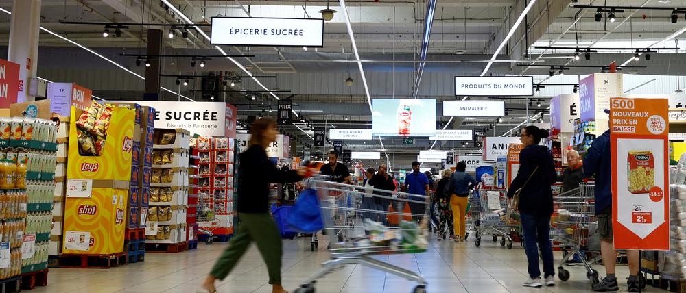 Eine Kundin schiebt einen Einkaufswagen, während sie in einem Carrefour-Supermarkt in Montesson bei Paris einkauft (Symbolbild).