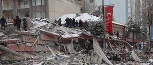 Zerstörtes Zuhause: In der türkischen Stadt Malatya retten Hilfskräfte eine Person aus einem eingestürzten Gebäude.