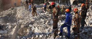 Eine Woche nach der Erdbeben-Katastrophe in der Türkei und Syrien steigt die Zahl der Toten weiter.