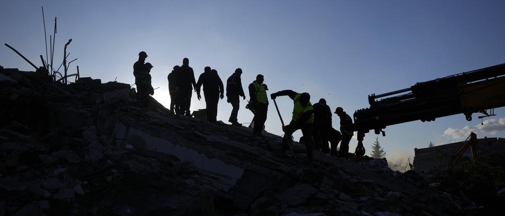 Rettungsteams suchen nach Menschen in den Trümmern zerstörter Gebäude im türkischen Antakya.