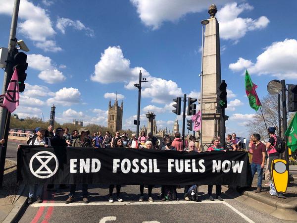 Aktivisten von Extinction Rebellion blockieren eine Brücke in London (Archivbild). 